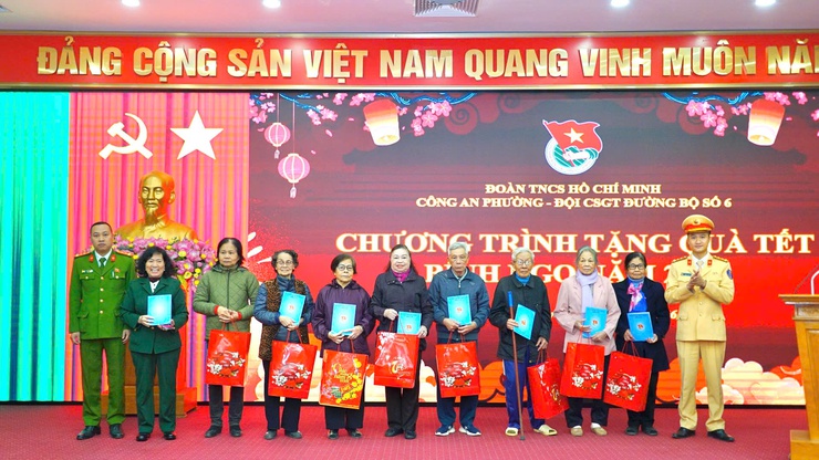 Phường Từ Liêm tổ chức chương trình tặng quà Tết cho các gia đình có hoàn cảnh khó khăn nhân dịp Xuân 2026- Ảnh 4.