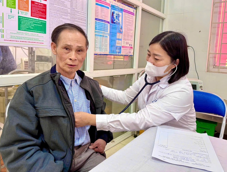 Tây Phương: Khám bệnh, tư vấn sức khỏe, cấp thuốc miễn phí cho 135 đối tượng chính sách tại Phùng Xá- Ảnh 2.