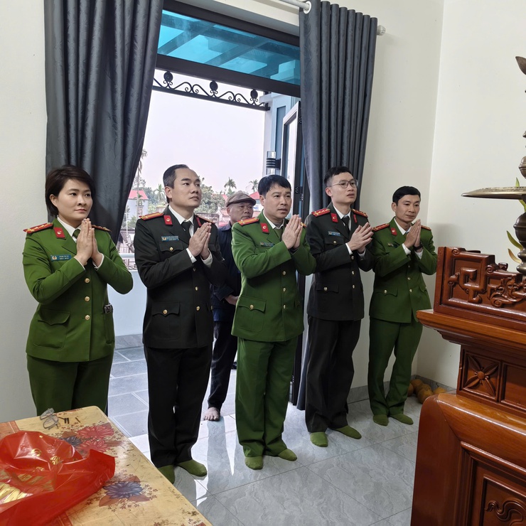 CÔNG AN XÃ DÂN HÒA THĂM, TẶNG QUÀ TẾT GIA ĐÌNH LIỆT SĨ CÔNG AN NHÂN DÂN NHÂN DỊP XUÂN BÍNH NGỌ 2026- Ảnh 1.