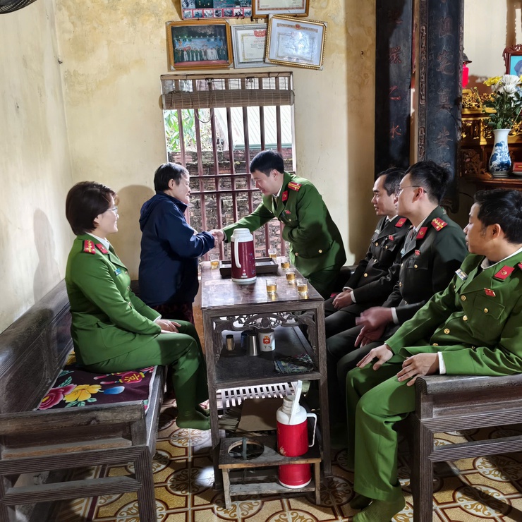 CÔNG AN XÃ DÂN HÒA THĂM, TẶNG QUÀ TẾT GIA ĐÌNH LIỆT SĨ CÔNG AN NHÂN DÂN NHÂN DỊP XUÂN BÍNH NGỌ 2026- Ảnh 3.