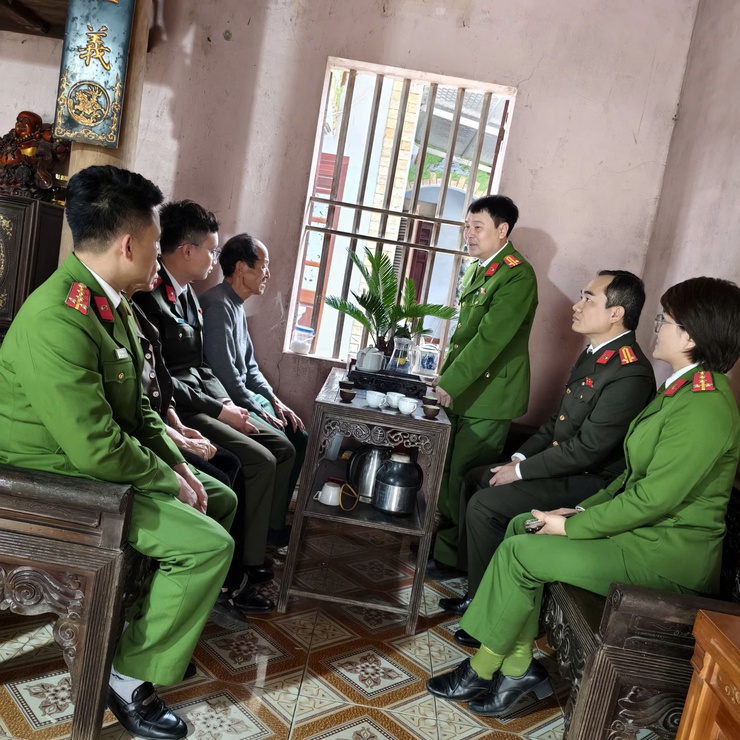 CÔNG AN XÃ DÂN HÒA THĂM, TẶNG QUÀ TẾT GIA ĐÌNH LIỆT SĨ CÔNG AN NHÂN DÂN NHÂN DỊP XUÂN BÍNH NGỌ 2026- Ảnh 2.