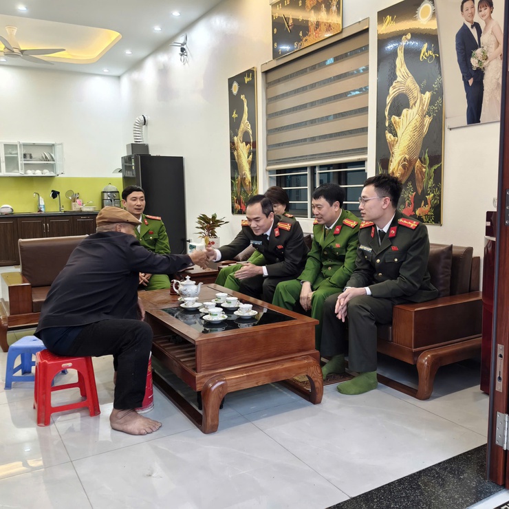 CÔNG AN XÃ DÂN HÒA THĂM, TẶNG QUÀ TẾT GIA ĐÌNH LIỆT SĨ CÔNG AN NHÂN DÂN NHÂN DỊP XUÂN BÍNH NGỌ 2026- Ảnh 4.