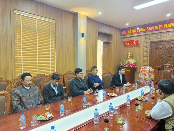 Linh mục Nguyễn Ngọc Thanh - Giáo xứ Đàn Giản thăm, chúc Tết Đảng ủy xã Tam Hưng nhân dịp Xuân mới 2026- Ảnh 2.