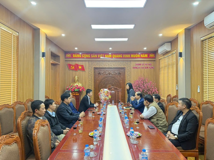 Linh mục Nguyễn Ngọc Thanh - Giáo xứ Đàn Giản thăm, chúc Tết Đảng ủy xã Tam Hưng nhân dịp Xuân mới 2026- Ảnh 1.