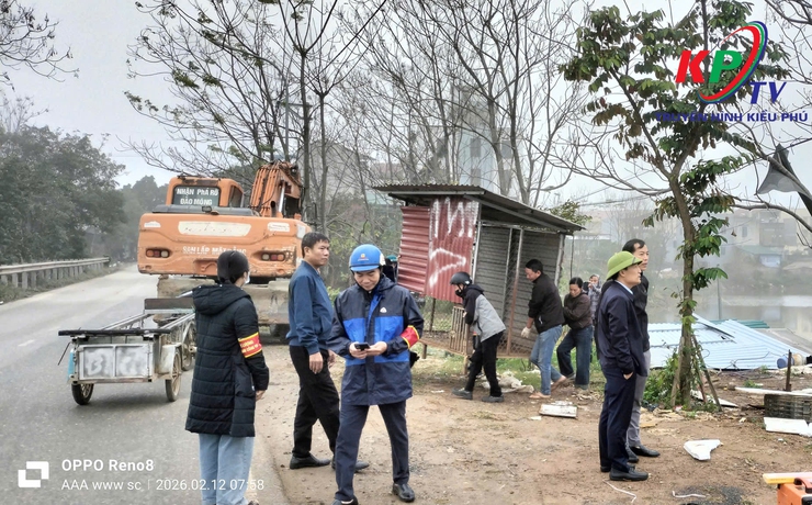 Xã Kiều Phú ra quân cưỡng chế 2 công trình vi phạm trật tự xây dựng trên đất công tại thôn Đĩnh Tú- Ảnh 2.