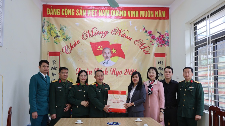 Phó bí thư Thường trực đảng ủy xã Tam Hưng - Nguyễn Thị Bích Thủy thăm, chúc Tết và động viên các đơn vị làm nhiệm vụ trực Tết- Ảnh 1.