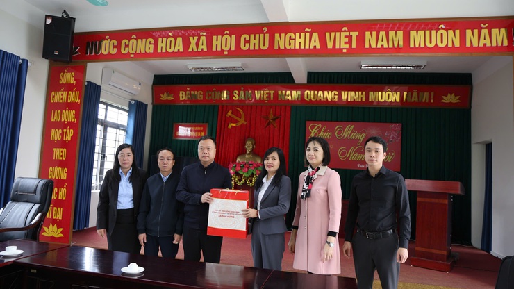 Phó bí thư Thường trực đảng ủy xã Tam Hưng - Nguyễn Thị Bích Thủy thăm, chúc Tết và động viên các đơn vị làm nhiệm vụ trực Tết- Ảnh 3.