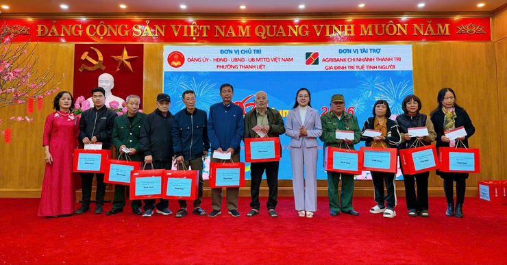 Thanh Liệt: Trao hơn 600 suất quà tới gia đình chính sách, người cao tuổi có hoàn cảnh đặc biệt khó khăn trên địa bàn- Ảnh 7.