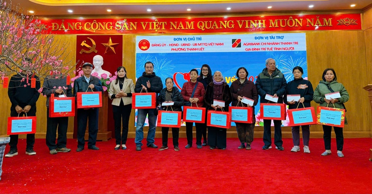 Thanh Liệt: Trao hơn 600 suất quà tới gia đình chính sách, người cao tuổi có hoàn cảnh đặc biệt khó khăn trên địa bàn- Ảnh 9.