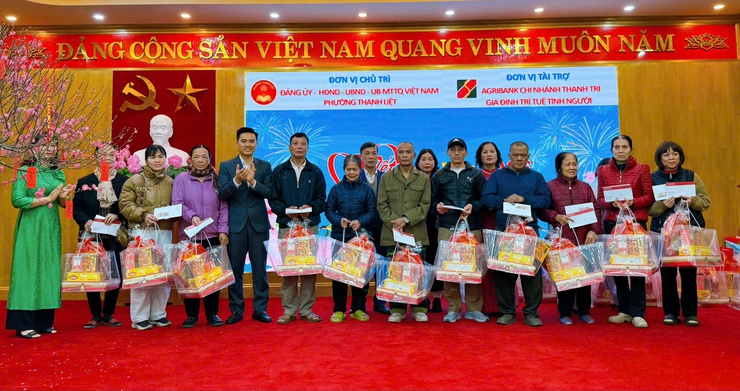 Thanh Liệt: Trao hơn 600 suất quà tới gia đình chính sách, người cao tuổi có hoàn cảnh đặc biệt khó khăn trên địa bàn- Ảnh 6.