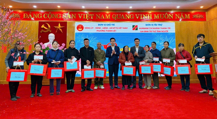 Thanh Liệt: Trao hơn 600 suất quà tới gia đình chính sách, người cao tuổi có hoàn cảnh đặc biệt khó khăn trên địa bàn- Ảnh 5.
