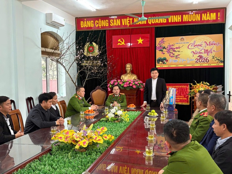 Giáo xứ Đàn Giản thăm, chúc Tết và động viên Công an xã Tam Hưng- Ảnh 1.