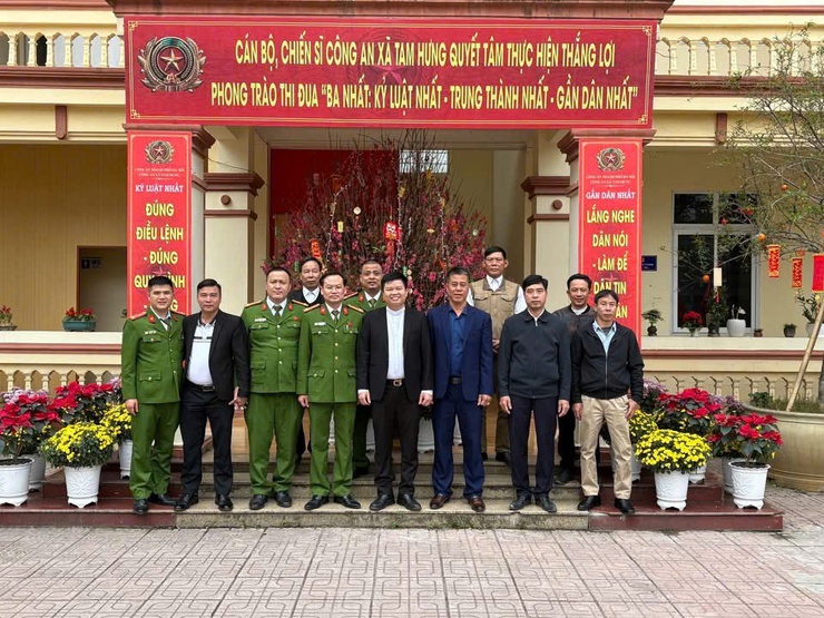 Giáo xứ Đàn Giản thăm, chúc Tết và động viên Công an xã Tam Hưng- Ảnh 5.