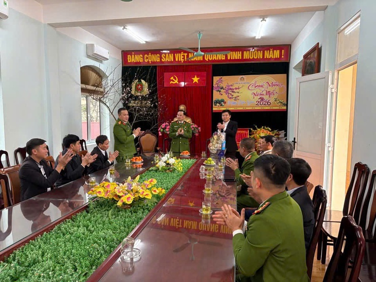 Giáo xứ Đàn Giản thăm, chúc Tết và động viên Công an xã Tam Hưng- Ảnh 3.