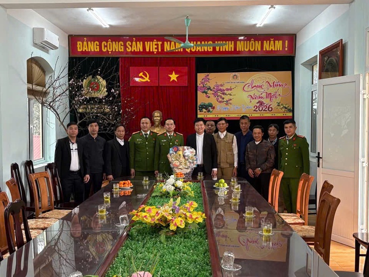 Giáo xứ Đàn Giản thăm, chúc Tết và động viên Công an xã Tam Hưng- Ảnh 4.