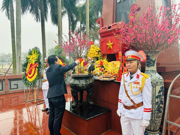 ĐẢNG ỦY – HĐND – UBND – ỦY BAN MTTQ VIỆT NAM PHƯỜNG ĐÔNG NGẠC ĐẶT VÒNG HOA, DÂNG HƯƠNG TRI ÂN CÁC ANH HÙNG LIỆT SĨ NHÂN DỊP TẾT NGUYÊN ĐÁN BÍNH NGỌ 2026- Ảnh 2.