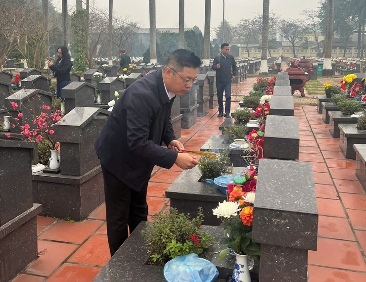 ĐẢNG ỦY – HĐND – UBND – ỦY BAN MTTQ VIỆT NAM PHƯỜNG ĐÔNG NGẠC ĐẶT VÒNG HOA, DÂNG HƯƠNG TRI ÂN CÁC ANH HÙNG LIỆT SĨ NHÂN DỊP TẾT NGUYÊN ĐÁN BÍNH NGỌ 2026- Ảnh 4.