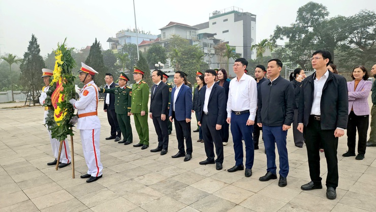 ĐẢNG ỦY – HĐND – UBND – ỦY BAN MTTQ VIỆT NAM PHƯỜNG ĐÔNG NGẠC ĐẶT VÒNG HOA, DÂNG HƯƠNG TRI ÂN CÁC ANH HÙNG LIỆT SĨ NHÂN DỊP TẾT NGUYÊN ĐÁN BÍNH NGỌ 2026- Ảnh 5.