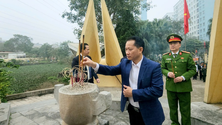 ĐẢNG ỦY – HĐND – UBND – ỦY BAN MTTQ VIỆT NAM PHƯỜNG ĐÔNG NGẠC ĐẶT VÒNG HOA, DÂNG HƯƠNG TRI ÂN CÁC ANH HÙNG LIỆT SĨ NHÂN DỊP TẾT NGUYÊN ĐÁN BÍNH NGỌ 2026- Ảnh 10.