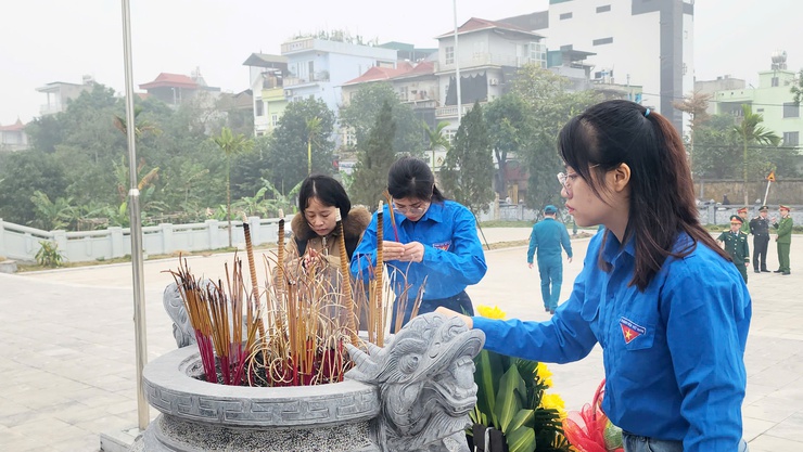 ĐẢNG ỦY – HĐND – UBND – ỦY BAN MTTQ VIỆT NAM PHƯỜNG ĐÔNG NGẠC ĐẶT VÒNG HOA, DÂNG HƯƠNG TRI ÂN CÁC ANH HÙNG LIỆT SĨ NHÂN DỊP TẾT NGUYÊN ĐÁN BÍNH NGỌ 2026- Ảnh 12.