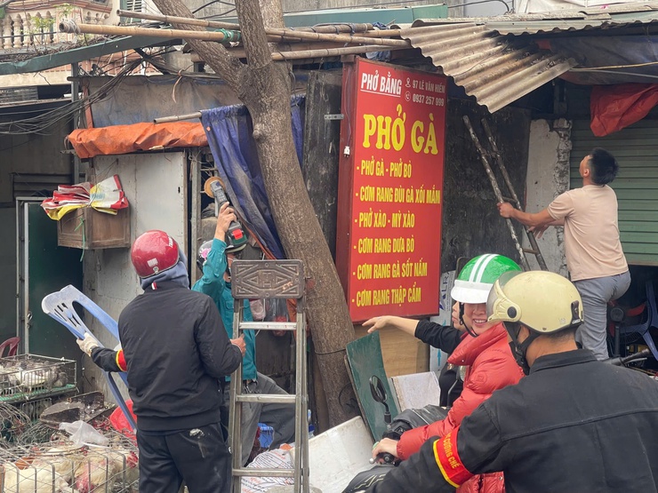 PHƯỜNG ĐÔNG NGẠC RA QUÂN XỬ LÝ VI PHẠM TRẬT TỰ VĂN MINH ĐÔ THỊ, AN TOÀN GIAO THÔNG, VỆ SINH MÔI TRƯỜNG
PHỤC VỤ TẾT NGUYÊN ĐÁN BÍNH NGỌ NĂM 2026
- Ảnh 2.