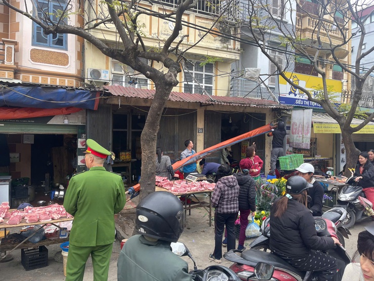 PHƯỜNG ĐÔNG NGẠC RA QUÂN XỬ LÝ VI PHẠM TRẬT TỰ VĂN MINH ĐÔ THỊ, AN TOÀN GIAO THÔNG, VỆ SINH MÔI TRƯỜNG
PHỤC VỤ TẾT NGUYÊN ĐÁN BÍNH NGỌ NĂM 2026
- Ảnh 4.