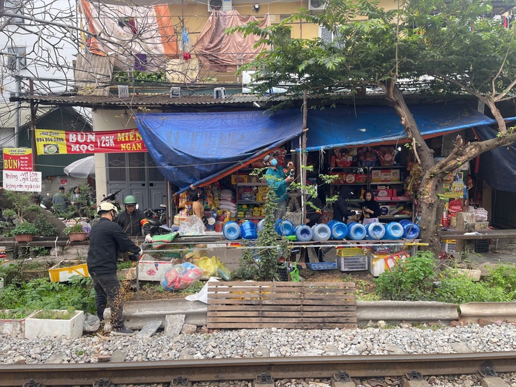 PHƯỜNG ĐÔNG NGẠC RA QUÂN XỬ LÝ VI PHẠM TRẬT TỰ VĂN MINH ĐÔ THỊ, AN TOÀN GIAO THÔNG, VỆ SINH MÔI TRƯỜNG
PHỤC VỤ TẾT NGUYÊN ĐÁN BÍNH NGỌ NĂM 2026
- Ảnh 7.