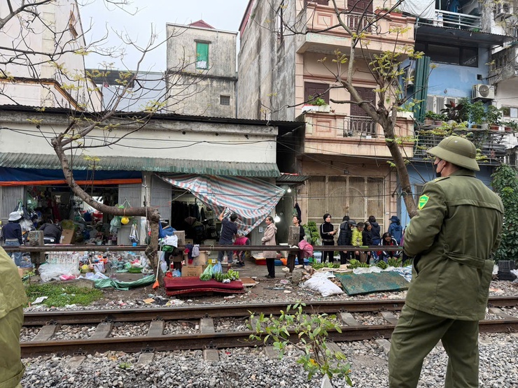 PHƯỜNG ĐÔNG NGẠC RA QUÂN XỬ LÝ VI PHẠM TRẬT TỰ VĂN MINH ĐÔ THỊ, AN TOÀN GIAO THÔNG, VỆ SINH MÔI TRƯỜNG
PHỤC VỤ TẾT NGUYÊN ĐÁN BÍNH NGỌ NĂM 2026
- Ảnh 8.