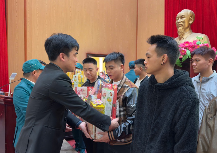 Hương Sơn: Gặp mặt, tặng quà quân nhân xuất ngũ và thanh niên chuẩn bị lên đường nhập ngũ năm 2026- Ảnh 2.