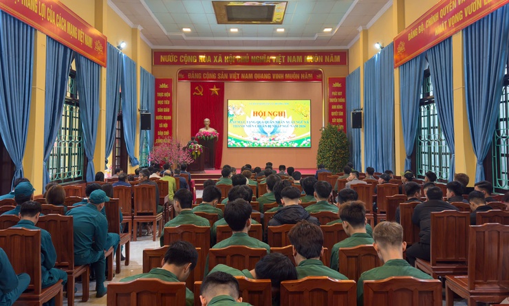 Hương Sơn: Gặp mặt, tặng quà quân nhân xuất ngũ và thanh niên chuẩn bị lên đường nhập ngũ năm 2026- Ảnh 1.