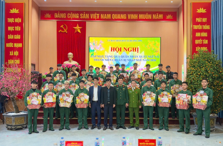 Hương Sơn: Gặp mặt, tặng quà quân nhân xuất ngũ và thanh niên chuẩn bị lên đường nhập ngũ năm 2026- Ảnh 3.