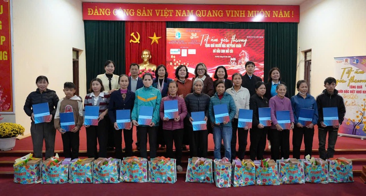 Hội LHPN xã và nhà tài trợ trao quà Tết cho hội viên có hoàn cảnh khó khăn xã Liên Minh- Ảnh 1.