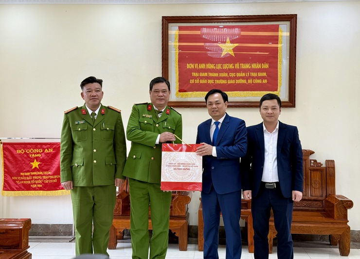 Chủ tịch UBND xã Tam Hưng – Bùi Đình Thái thăm, chúc Tết các đơn vị làm nhiệm vụ trực Tết trên địa bàn- Ảnh 2.