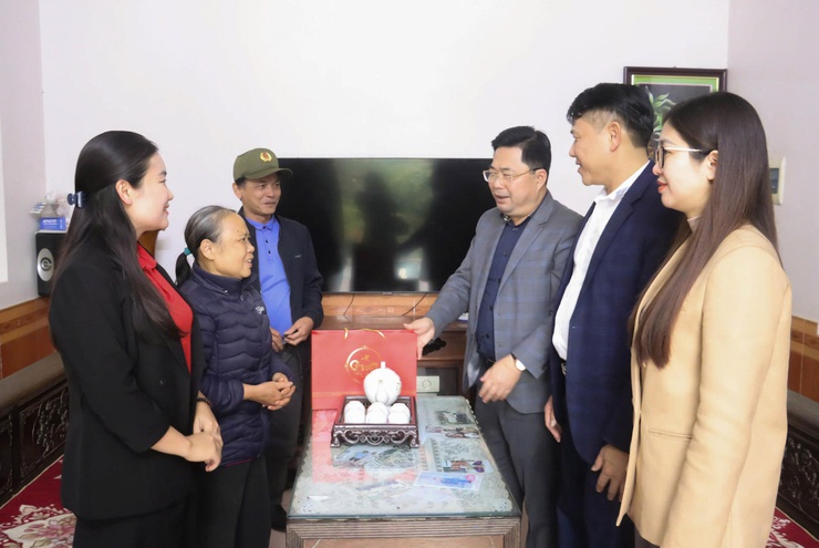 Các đồng chí lãnh đạo Đảng ủy, HĐND, UBND, Ủy ban MTTQ xã đi thăm, tặng quà các gia đình chính có hoàn cảnh khó khăn- Ảnh 2.