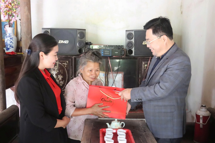 Các đồng chí lãnh đạo Đảng ủy, HĐND, UBND, Ủy ban MTTQ xã đi thăm, tặng quà các gia đình chính có hoàn cảnh khó khăn- Ảnh 3.