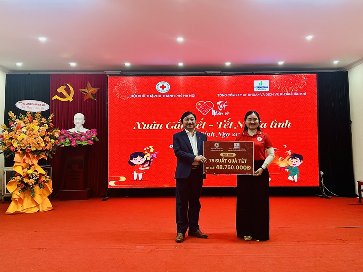 Các đồng chí lãnh đạo Đảng ủy, HĐND, UBND, Ủy ban MTTQ xã đi thăm, tặng quà các gia đình chính có hoàn cảnh khó khăn- Ảnh 1.