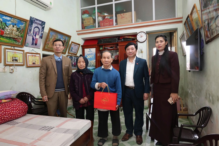 Các đồng chí lãnh đạo Đảng ủy, HĐND, UBND, Ủy ban MTTQ xã đi thăm, tặng quà các gia đình chính có hoàn cảnh khó khăn- Ảnh 4.