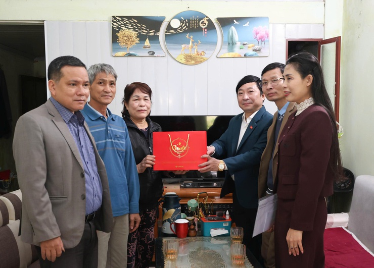 Các đồng chí lãnh đạo Đảng ủy, HĐND, UBND, Ủy ban MTTQ xã đi thăm, tặng quà các gia đình chính có hoàn cảnh khó khăn- Ảnh 5.