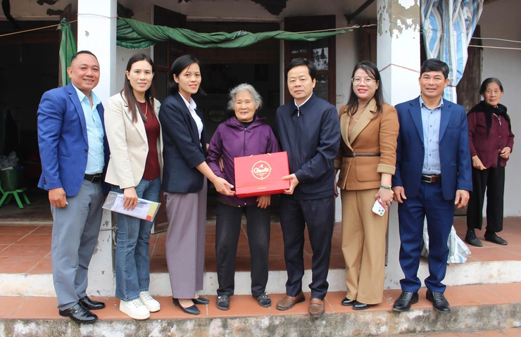 Các đồng chí lãnh đạo Đảng ủy, HĐND, UBND, Ủy ban MTTQ xã đi thăm, tặng quà các gia đình chính có hoàn cảnh khó khăn- Ảnh 7.