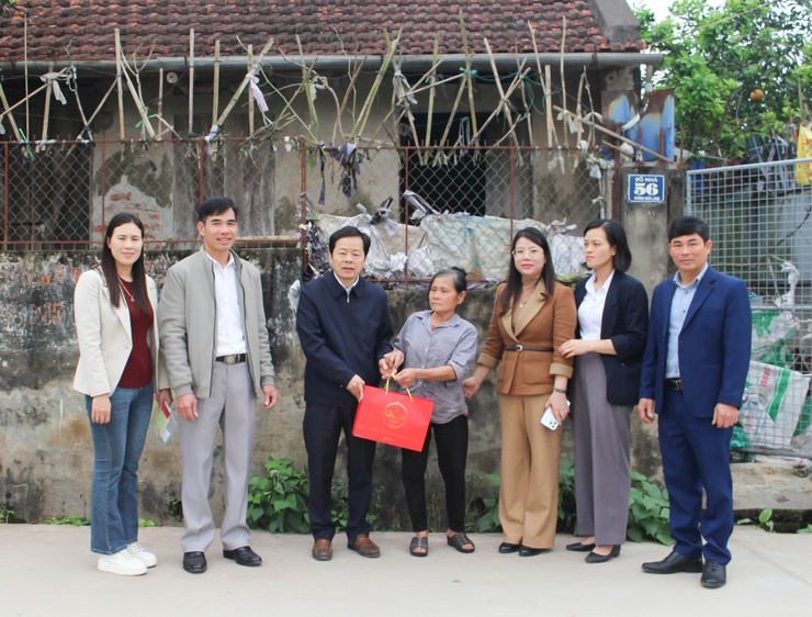 Các đồng chí lãnh đạo Đảng ủy, HĐND, UBND, Ủy ban MTTQ xã đi thăm, tặng quà các gia đình chính có hoàn cảnh khó khăn- Ảnh 6.