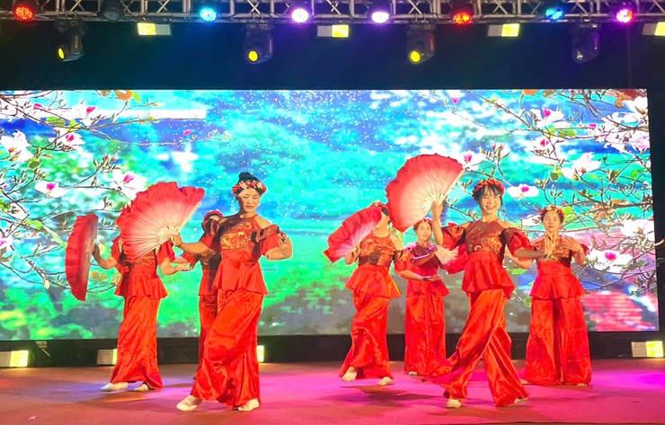 Hội Liên hiệp Phụ nữ xã Phúc Lộc tổ chức Chương trình văn nghệ "Giai điệu mùa xuân – Thắm tình đoàn kết"- Ảnh 3.