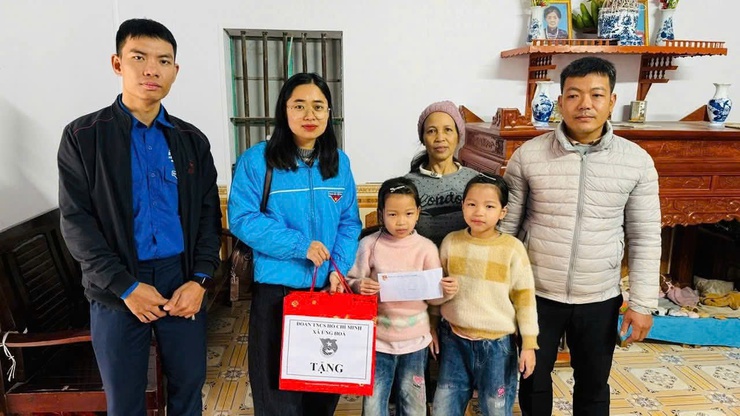 ĐOÀN THANH NIÊN XÃ ỨNG HÒA TỔ CHỨC CHƯƠNG TRÌNH TRAO QUÀ TẾT CHO THANH THIẾU NHI CÓ HOÀN CẢNH KHÓ KHĂN- Ảnh 1.
