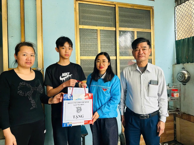 ĐOÀN THANH NIÊN XÃ ỨNG HÒA TỔ CHỨC CHƯƠNG TRÌNH TRAO QUÀ TẾT CHO THANH THIẾU NHI CÓ HOÀN CẢNH KHÓ KHĂN- Ảnh 2.