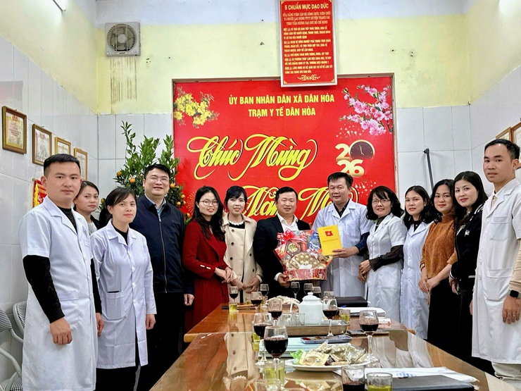 CÁC ĐỒNG CHÍ THƯỜNG TRỰC ĐẢNG ỦY XÃ DÂN HÒA THĂM, CHÚC TẾT CÁC ĐƠN VỊ TRÊN ĐỊA BÀN NHÂN DỊP XUÂN BÍNH NGỌ 2026- Ảnh 1.