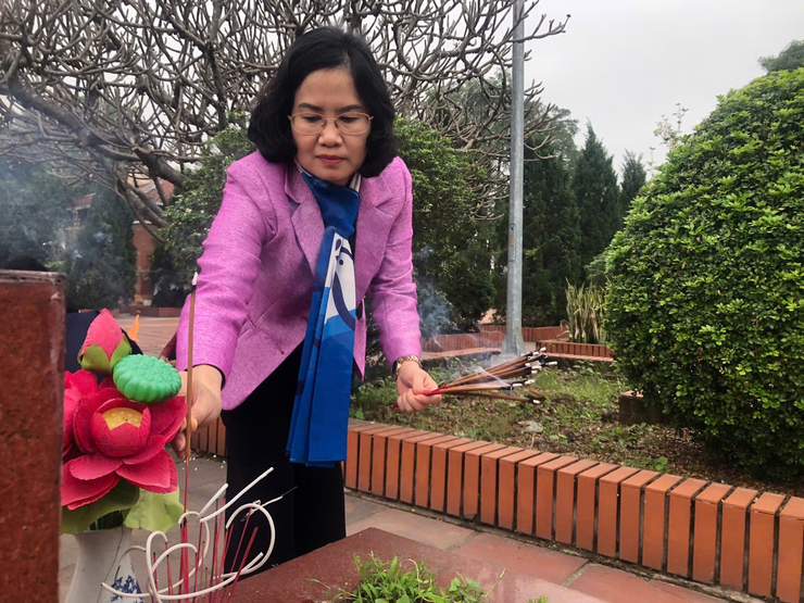 Lễ dâng hương, dâng hoa tại nghĩa trang liệt sĩ Phương Đình- Ảnh 1.