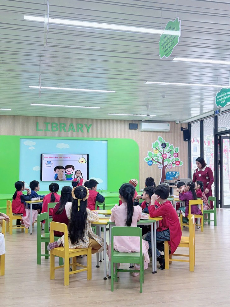 RÈN THÓI QUEN GỌN GÀNG, NGĂN NẮP CHO HỌC SINH LỚP 2 THÔNG QUA HOẠT ĐỘNG TRẢI NGHIỆM TẠI THƯ VIỆN
- Ảnh 1.