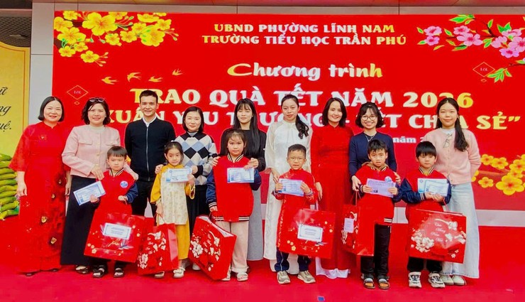 HOẠT ĐỘNG NHÂN ĐẠO SẺ CHIA CỦA THẦY VÀ TRÒ
TRƯỜNG TIỂU HỌC TRẦN PHÚ TRONG DỊP TẾT BÍNH NGỌ 2026- Ảnh 1.