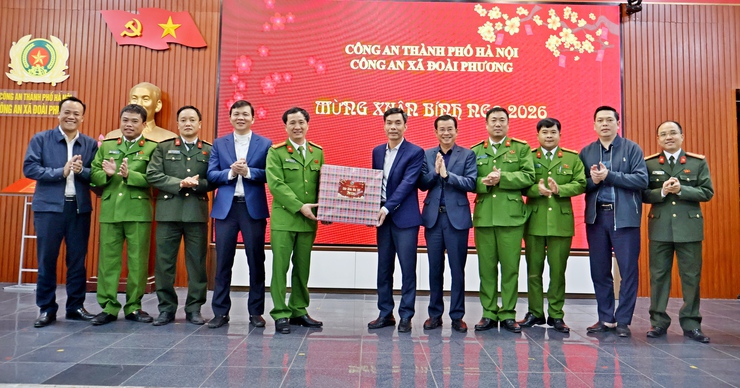 Lãnh đạo xã Đoài Phương thăm và chúc Tết các đơn vị duy trì thường xuyên ứng trực, thực hiện nhiệm vụ trong dịp Tết - Ảnh 1.