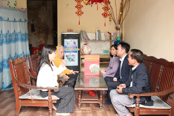 Chủ tịch UBND xã Hòa Lạc thăm, tặng quà các hộ khó khăn, yếu thế tại thôn 1- Ảnh 1.