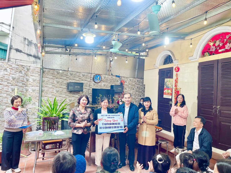 Ủy ban MTTQ Việt Nam phường Bạch Mai tổ chức Chương trình “Xuân nhân ái - Tết sẻ chia” tặng quà bệnh nhân tại Xóm Chạy Thận nhân dịp Tết Nguyên đán Bính Ngọ 2026.- Ảnh 1.